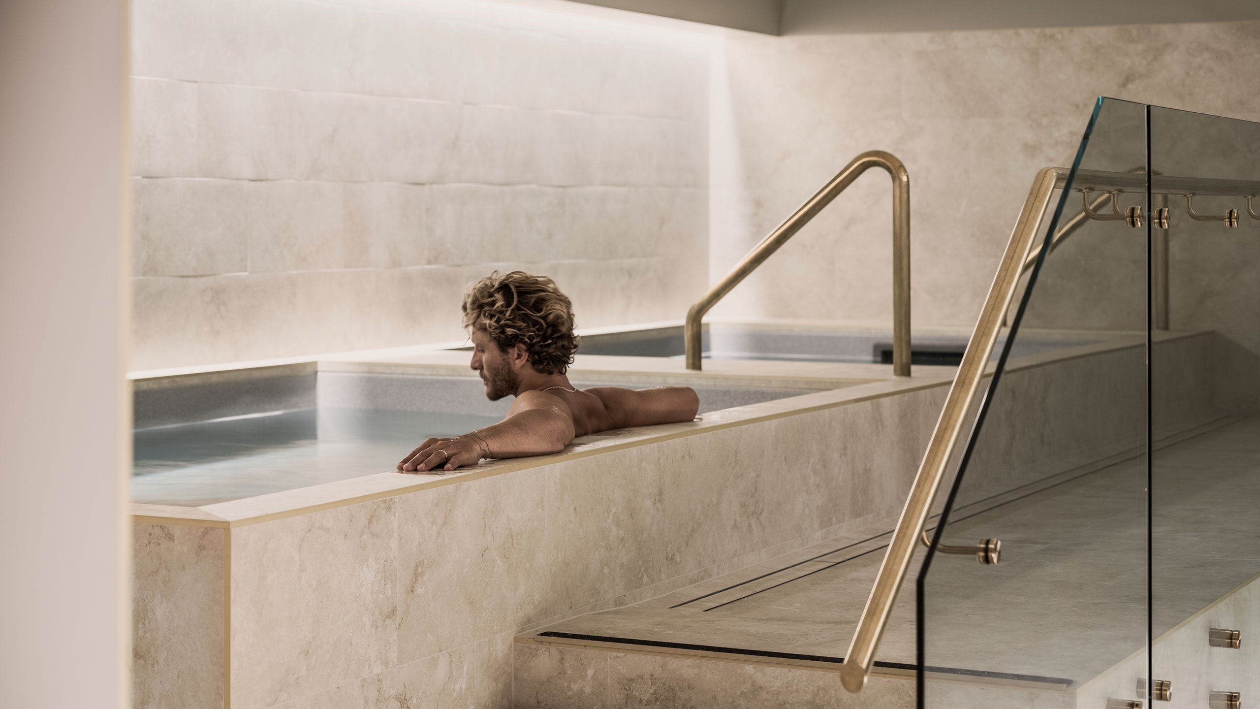 Best Ice Bath Gold Coast: Comparing Freeflo Club’s Portable Ice Baths with Traditional Recovery Centers